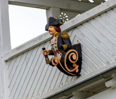 Almanya 'nın Baltık Denizi' nde Binz adlı spa köyünde kaptanlık üniforması giymiş bir adam.