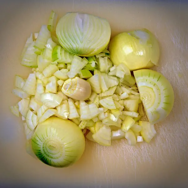 White Halved Onion Bulbs Chopped Onion Pieces Garlic Cutting Board — Stock Photo, Image
