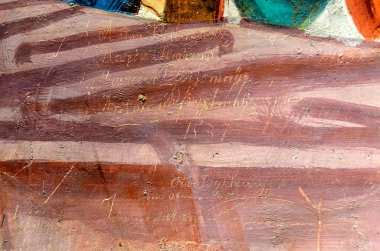 Avusturya 'nın Lienz Şatosu şapelinde ortaçağ freskleriyle süslenmiş 19. yüzyıldan ziyaretçilerin isimleri