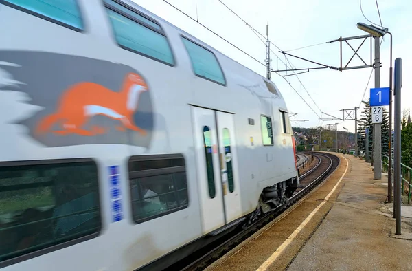 Tren Del Ferrocarril Federal Austriaco Con Logotipo Una Comadreja Que Imagen de archivo