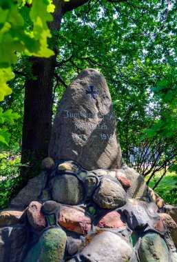 Birinci Dünya Savaşı 'nda Almanya' nın Zingst şehrinde ölen askerlerin anısına taş olarak etiketlenmiş.