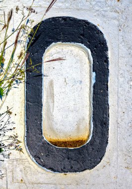 Avusturya 'daki Tuna Nehri' nin seti üzerinde bir kilometre sıfır noktası.