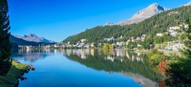 Güneşli bir günde güneşli bir sabahta İsviçre 'nin Graubuenden kantonundaki ünlü St. Moritz tatil köyüne panoramik manzara