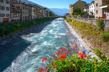 Adda Nehri, İtalya 'nın Lombardiya bölgesindeki Tirano şehrinde yapay bir kanaldan geçer.