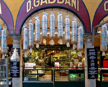 İsviçre 'nin Ticino kantonunda Lugano' da meşhur bir şarküterinin önünde asılı duran Milano salamı.