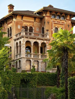 Caddeden parka benzeyen bahçeye ve Lugano 'daki Via Guiseppe Cattori, Ticino kantonundaki Villa' nın tarihi evine bakın.