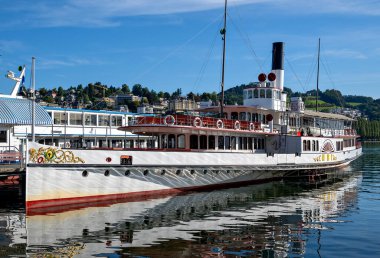Lucerne Gölü 'ndeki Lucerne limanında sabah vakti İsviçre' de bulunan tarihi kürek buharlı gemi.