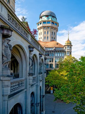 Amtshaus IV 'ün Werdmuehleplatz' dan İsviçre 'nin Zürih kentindeki urania gözlemevine uzanan atari salonlarına bakın.