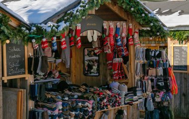 Avusturya 'nın Styria kentindeki Mariazell kasabasındaki kış Advent pazarında sıcak çorap, eşarp ve şapka satışı.