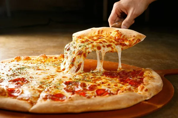 Lezzetli pizza dilimlenmiş el yapımı.
