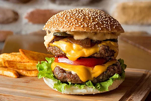 Hamburguesa Doble Con Papas Fritas —  Fotos de Stock