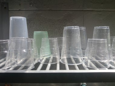 Beyaz cam beton duvar