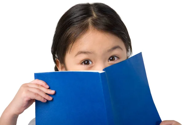 Klein Chinees Meisje Bedekt Haar Gezicht Met Een Boek — Stockfoto