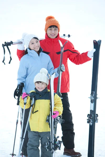 Китайская Семья Собирается Лыжах — стоковое фото