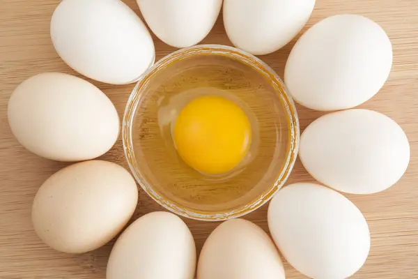 Eieren Cirkel Rondom Glazen Schaal Met Vloeibaar — Stockfoto