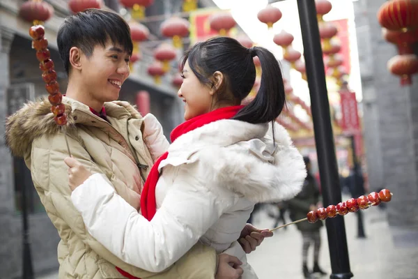 Junges Chinesisches Paar Mit Kandierten Haw Beeren Feiert Chinesisches Neujahr — Stockfoto