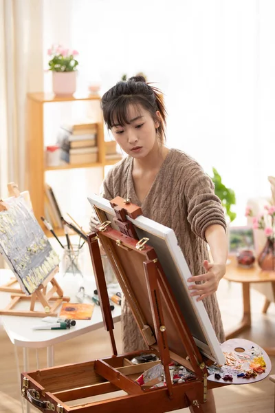 Young Chinese Woman Preparing Painting Home — Stock Photo, Image
