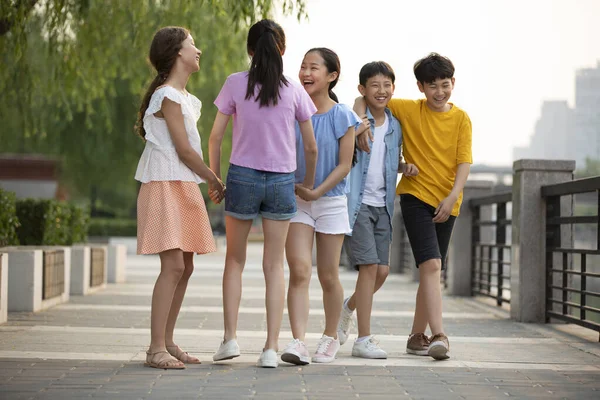 Teenagers Having Fun Outdoors — Stock Photo, Image