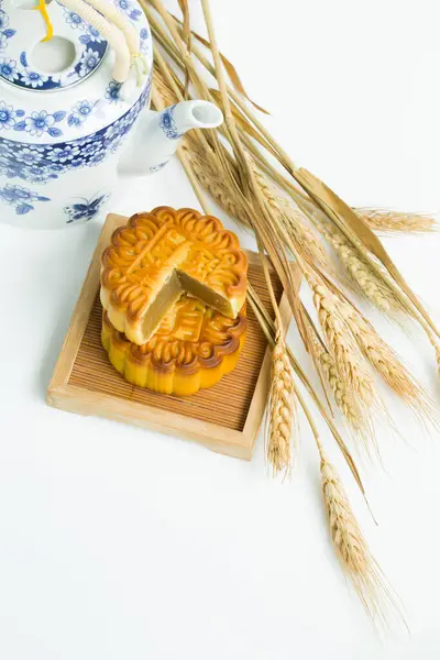 Mooncakes Théière Avec Des Épillets Sur Table Blanche — Photo