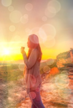 Soyut bulanık ve kadınlar tepenin üzerinde yumuşak fotoğraf gündoğumu doğal zemin üzerine bokeh ile
