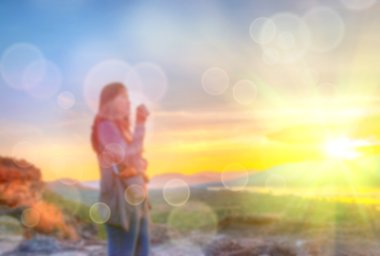 Soyut bulanık ve kadınlar tepenin üzerinde yumuşak fotoğraf gündoğumu doğal zemin üzerine bokeh ile