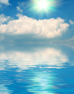 Yüzey su dalgalanma ve yumuşak gökyüzü ve bulutlar backg yansıması