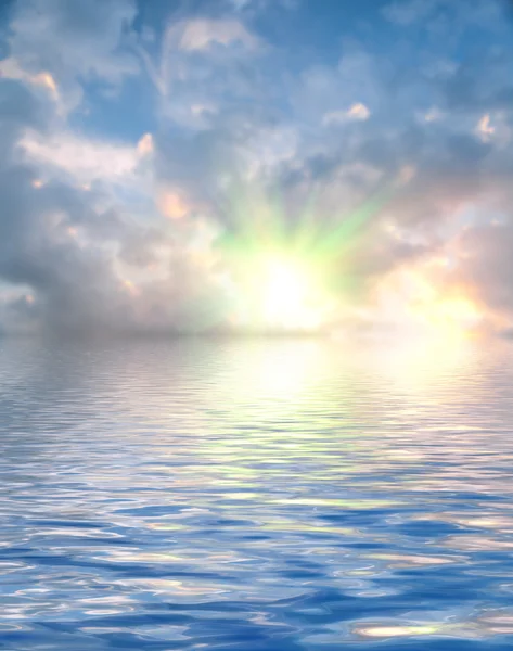 Yüzey su dalgalanma ve yumuşak gökyüzü ve bulutlar backg yansıması — Stok fotoğraf