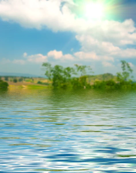 Ondulación de agua superficial y reflejo de cielo suave y nubes espalda —  Fotos de Stock