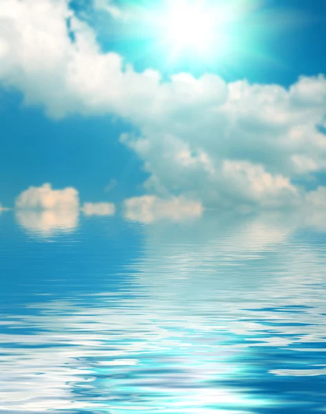 Ondulación de agua superficial y reflejo de cielo suave y nubes espalda — Foto de Stock