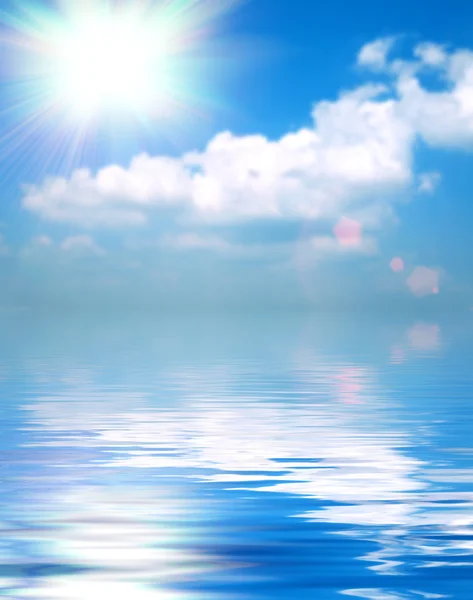 Ondulación de agua superficial y reflejo de cielo suave y nubes espalda — Foto de Stock