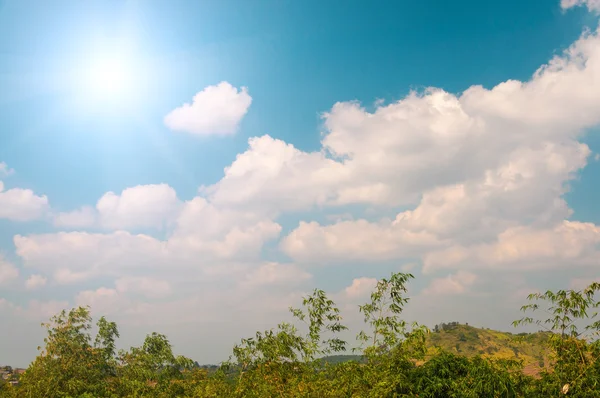 Fond abstrait du ciel bleu et des nuages — Photo