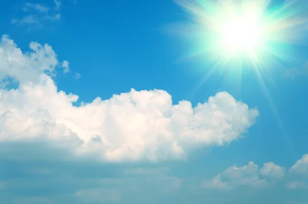 青い空と輝く太陽と白い雲の背景 — ストック写真