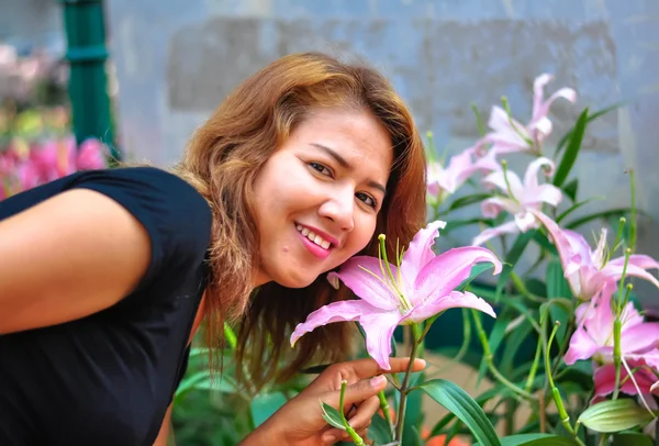 Beau sourire de jolie asiatique fille — Photo