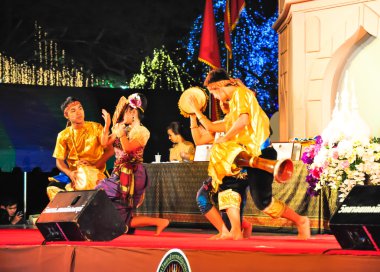 Kültürel davul dans gösterisi