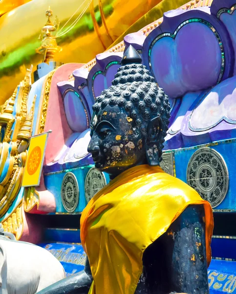 Golden Buddha statue — Stock Photo, Image