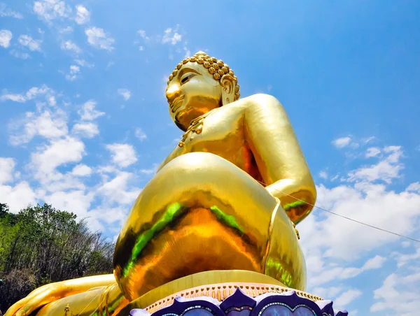 Guldbuddhastaty — Stockfoto