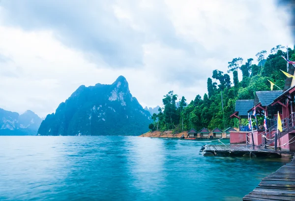 湖边别墅和山 — 图库照片