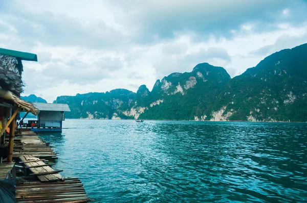 湖边别墅和山 — 图库照片