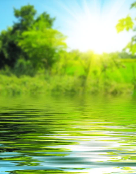 Oberfläche plätschert vor Wasser und verschwimmt den Hintergrund der Natur — Stockfoto