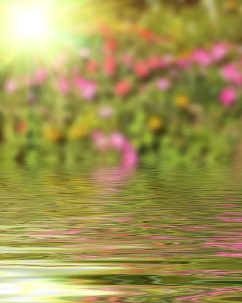 Superficie increspato di acqua e sfocatura fondo natura — Foto Stock