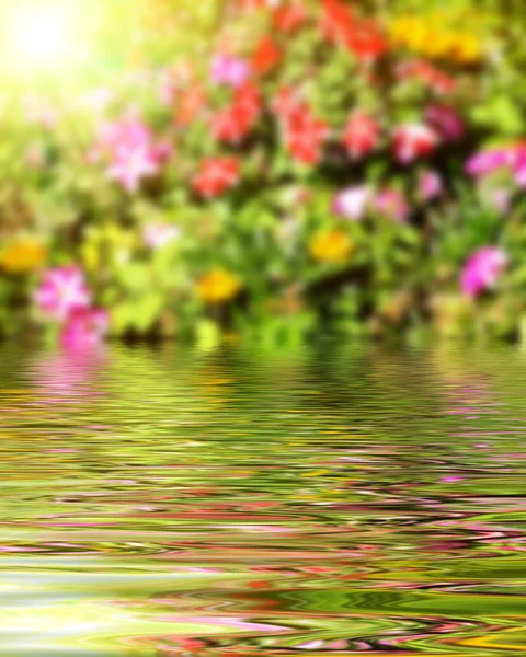 Superficie increspato di acqua e sfocatura fondo natura — Foto Stock