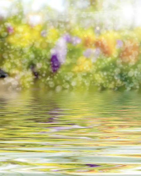 Superficie increspato di acqua e sfocatura fondo natura — Foto Stock