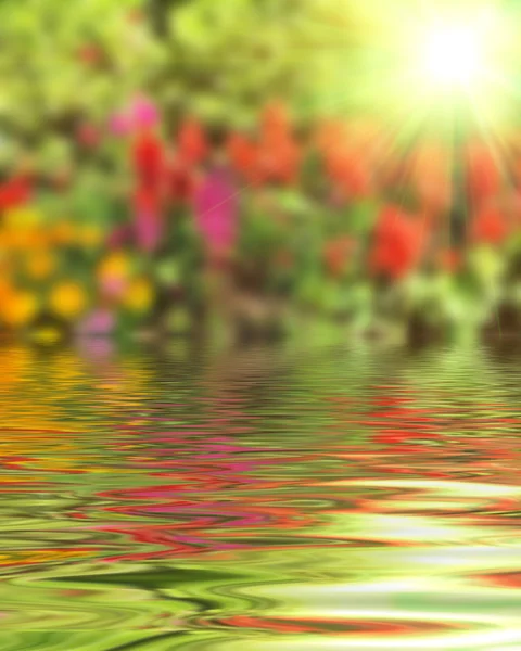 Superficie increspato di acqua e sfocatura fondo natura — Foto Stock