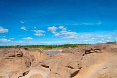 Ubon Ratchathani il Tayland hedefte Sam Phan Bok (3.000 delikli) yeri
