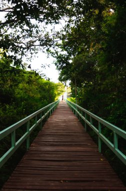 Geçit, ada genelinde asma köprü