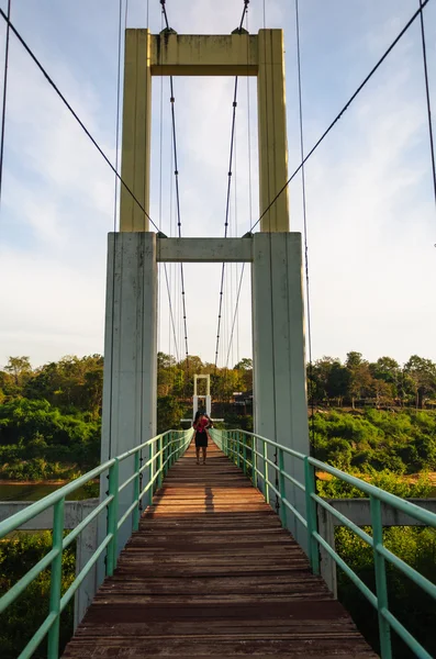 Ponte de suspensão através da ilha — Fotografia de Stock
