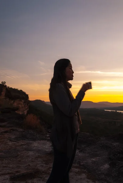 Femeile sunt o atmosferă răcoritoare pe Hilltop — Fotografie, imagine de stoc