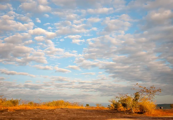 Witte wolken en blauwe lucht — Stockfoto