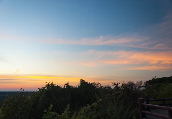 Silhueta de atmosfera Pôr do sol à noite — Fotografia de Stock