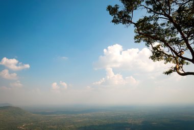Tepenin üzerinde serinletici bir atmosfer